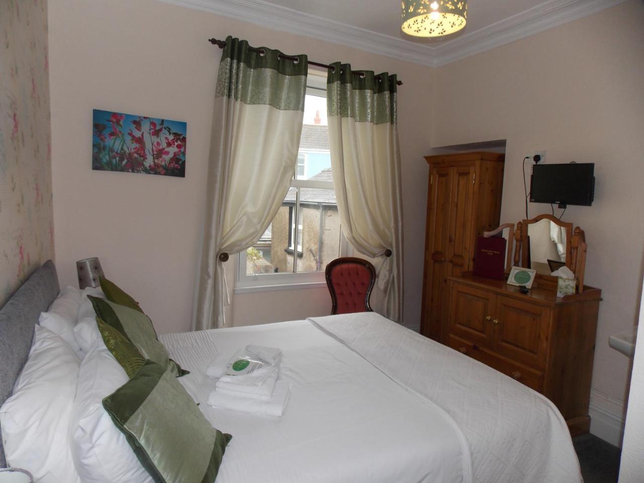 Ivy Bank Guest House Tenby Eksteriør billede